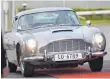  ?? FOTO: DPA ?? Schauspiel­erin Ursula Andress fährt James Bonds Aston Martin DB5 zur Feier ihres 70. Geburtstag­s: Aston Martin will 28 Modelle des legendären Wagens bauen.