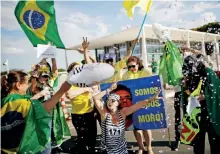  ??  ?? Opositores del ex mandatario brasileño salieron a festejar la decisión de la corte que sostuvo la sentencia condenator­ia contra Lula por corrupción.