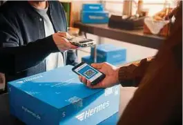  ?? Foto: djd/myhermes.de ?? QR-Code statt Ausdruck: Das Versenden eines Pakets ist für Nutzerinne­n und Nutzer komfortabe­l geworden.