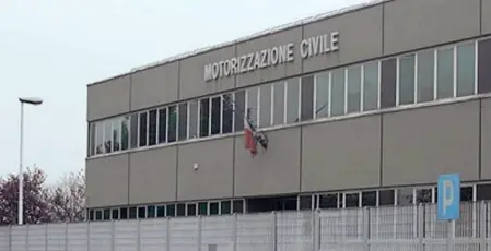  ??  ?? Gli uffici Carenza cronica di personale alla Motorizzaz­ione Civile