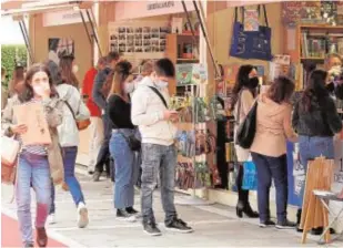  ?? MANUEL GÓMEZ ?? Ambiente de la Feria del Libro de Tomares