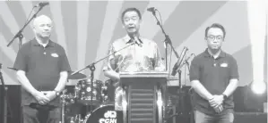  ?? — Gambar UKAS ?? PENGERAMI UNGKUP DIRI SEBILIK: Abdul Karim lebuh ti meri jaku pengelalu maya pengerami Karnival Jom Heboh Segulai Sejalai Kuching 2024 ti ngarika Premier Sarawak.