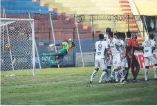  ??  ?? Víctor Moncada, fuera de foco, vence a Williams de tiro libre.