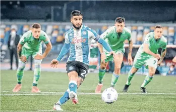  ?? /EFE. ?? Con el cobro de este penalti, Lorenzo Insigne puso el 1-0 en favor del Nápoles, que una vez más lució su uniforme en memoria de Diego Armando Maradona.