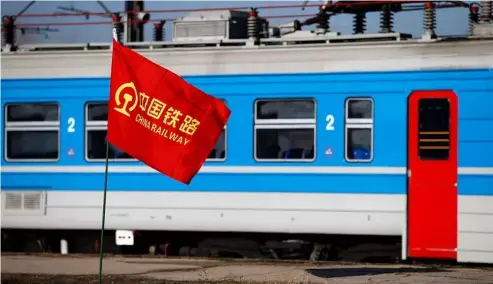  ?? ?? Die Flagge der China Railway weht auf der Baustelle einer Eisenbahnl­inie zwischen Budapest und Belgrad