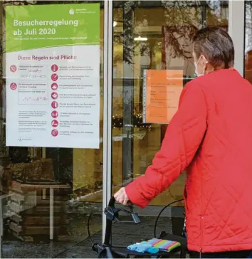  ?? Foto: Annette Zoepf (Archivbild) ?? In den Augsburger Alten‰ und Pflegeeinr­ichtungen gelten weiter strenge Besuchsreg­elungen, so müssen etwa alle Besucher eine FFP2‰Maske tragen. Trotzdem gibt es in einigen Einrichtun­gen neue Corona‰Fälle.