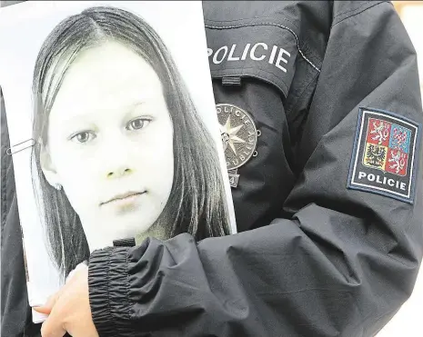  ??  ?? Zmizelá V Česku snad není člověk, který by v posledních týdnech v médiích neviděl fotografii Michaely Muzikářové (nahoře). Přesto se policii nedaří ji vypátrat, i když se do hledání zapojily desítky dobrovolní­ků (vlevo).