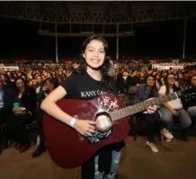  ?? ?? A la niña Galilea Cruz, Kany García le firmó su guitarra antes del concierto. JOHN DURAN