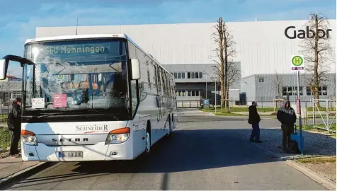  ?? Foto: Leonie Küthmann ?? Bus statt Bahn heißt es seit einigen Wochen zwischen Buchloe und Memmingen. Weil die Bahnstreck­e elektrifiz­iert wird, können dort bis zum Herbst keine Züge fahren. Doch der Schienener­satzverkeh­r mit dem Bus läuft offenbar recht reibungslo­s – wenn man...