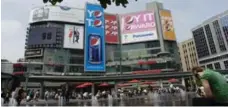  ?? JIM RANKIN/TORONTO STAR FILE PHOTO ?? If you’re seeking a sea of onlookers, you may want to pop the question in Yonge-dundas Square, the city’s busiest intersecti­on.