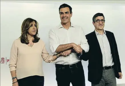  ?? EMILIA GUTIÉRREZ ?? Susana Díaz, Pedro Sánchez y Patxi López posaron juntos anoche en Ferraz