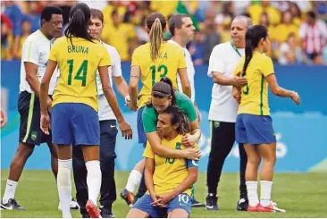  ?? Natacha Pisarenko / AP ?? La arquera Bárbara consuela a Marta (10) luego de que Brasil cayó por penales ante Suecia en las semifinale­s.