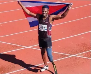  ?? ?? Sherman Guity muestra orgulloso la bandera de Costa Rica, tras ganar los 200 metros en el Grand Prix de Jesolo, Italia. CRIsTIna sEQUEIRa