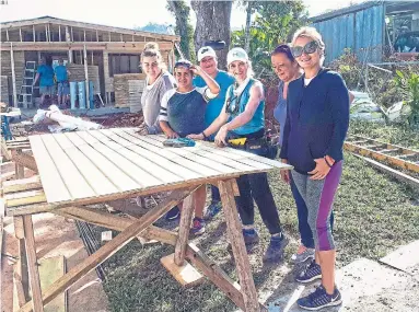  ?? HOPE AGUA VITA ?? Stefanie Coleman, owner of Pretty Smart Homes in London, Ont., shows a group of women how to use a tape measure during a Hope Agua Vita humanitari­an mission to the village of San Lorenzo in May.