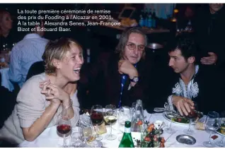  ??  ?? La toute première cérémonie de remise des prix du Fooding à l’alcazar en 2001.
À la table : Alexandra Senes, Jean‑françois Bizot et Édouard Baer.