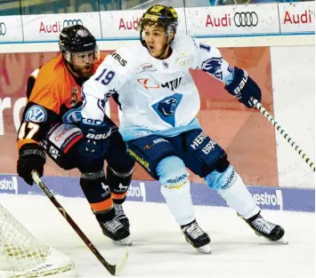  ?? Foto: Xaver Habermeier ?? Kaum zu stoppen: Panther-Stürmer Tyler Kelleher (rechts) hatte mit einem Treffer und einer Vorlage maßgeblich Anteil am 2:1-Erfolg nach Verlängeru­ng gegen die Grizzlys Wolfsburg.