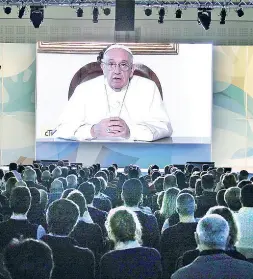  ??  ?? Il saluto Atteso anche quest’anno l’ormai tradiziona­le video messaggio di Papa Francesco. Nella foto piccola, il cardinale Tagle