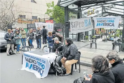  ?? DIEGO DÍAZ. ?? Conflicto laboral. Una de las protestas de los periodista­s de Radio América, en julio de 2016.