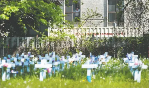  ?? NATHAN DENETTE / THE CANADIAN PRESS FILES ?? The Camilla Care Community centre in Mississaug­a, Ont., in May 2020 overlookin­g crosses marking the deaths of multiple people that occurred during the COVID-19 pandemic.