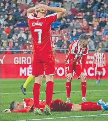  ??  ?? Stuani, Borja García y Àlex Gallar se lamentan durante un partido de esta temporada en Montilivi.