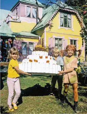  ?? FOTO: KEYSTONE ?? Szene aus einer Pippi-Langstrump­f-Verfilmung (1969). Für ihre Koch- und Backkünste wird Pippi von Autorin Cara Nicoletti geschätzt.