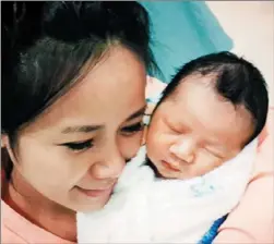  ??  ?? 陳仙梅剖腹產子，抱著新生兒滿臉幸福。
（網路圖片）