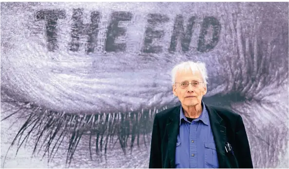  ?? FOTO: ISABEL HERNANDEZ ?? Timm Ulrichs vor seinem eigenen Augenlid, in das die über die Zeit verblassen­den Worte „The End“tätowiert sind.