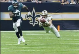  ?? SCOTT CLAUSE - THE ASSOCIATED PRESS ?? New Orleans Saints tight end Dan Arnold makes a diving catch during an NFL football game against the Philadelph­ia Eagles on Sunday, Nov. 18, 2018.