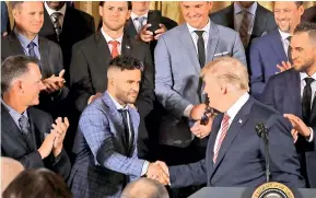  ??  ?? Donald Trump saluda al segunda base venezolano, José Altuve.