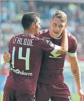  ??  ?? Iago Falque se abraza a Andrea Belotti en la celebració­n d e uno de los goles ante la Roma