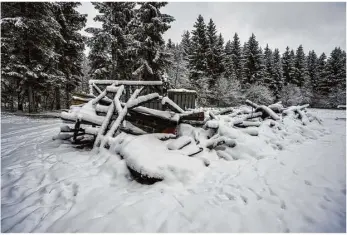  ?? Foto: Rudi Penk ?? Ein von Schnee bedeckter Schutthauf­en: Mehr ist von der Bauernhäul­eshütte im Königsbron­ner Wald nicht übrig geblieben. An dieser Stelle soll eine neue Hütte entstehen.
