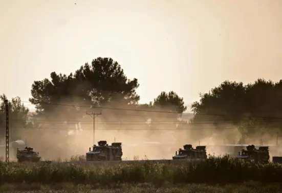  ?? Photo B. KILIC. AFP ?? Des véhicules turcs font route vers la Syrie, près d’Akcakale, de l’autre côté de la frontière face à Tall Abyad, mercredi.