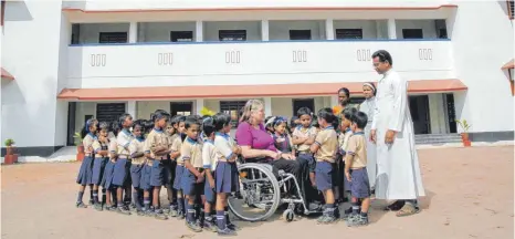  ?? FOTO: PRIVAT ?? Die Schule von Thanneermu­kkom wurde mit Spendengel­dern aus Oberschwab­en gebaut und dient derzeit als Notunterku­nft. Auf dem Foto zu sehen ist Margret Brehm, die das Hilfsproje­kt mit betreute.