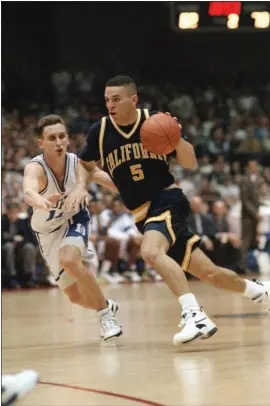  ?? JOHN SWART — THE ASSOCIATED PRESS ?? Cal’s Jason Kidd, right, drives against Duke’s Bobby Hurley during their NCAA Midwest regional second-round game in 1993. Kidd’s stellar play led Cal to an upset of Duke.