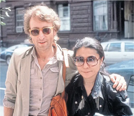  ??  ?? Lennon y Yoko Ono comenzaron a ensayar con la banda que grabaría el disco en el edificio neoyorkino Dakota