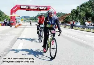  ??  ?? ANTARA peserta wanita yang menyertai kategori ‘road bike’.