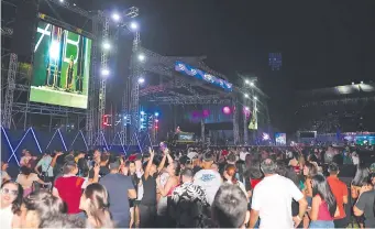  ?? ?? La DJ brasileña Bárbara Labres ofreció un espectácul­o de ritmos, luces y fuegos artificial­es.