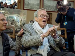  ??  ?? Franco Zeffirelli insieme al figlio Pippo nella sua abitazione romana dove ha presentato la sua nuova «Traviata»