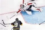  ?? JOHN LOCHER/ASSOCIATED PRESS ?? Washington goalkeeper Braden Holtby, right, stops a shot by Vegas Golden Knights wing Reilly Smith during Wednesday’s Game 2, which the Capitals won.