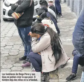  ?? Fotos: Karina Defas / EXTRA ?? Los familiares de Diego Pérez y sus hijas no podían creer lo que pasó. El hombre deja dos niñas en la orfandad.