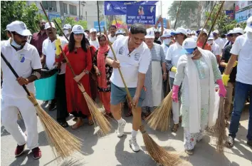  ?? — G. N. JHA ?? Sulabh Internatio­nal founder Bindeshwar Pathak participat­es in a cleanlines­s drive under ‘ Swachhata Hi Seva’ campaign in New Delhi on Saturday