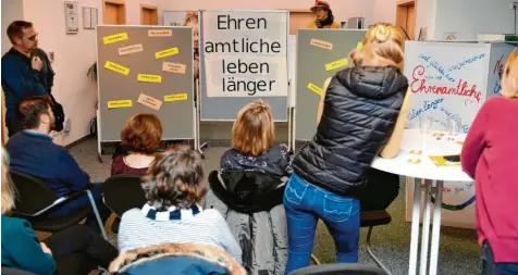  ?? Foto: Bernhard Weizenegge­r ?? Ein Ensemble des Kinderschu­tzbunds Günzburg führt ein Theaterstü­ck vor, in der eine Person abwägt, welches Ehrenamt das richtige wäre.