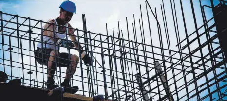  ?? FOTO: IG BAU/TOBIAS SEIFERT ?? Fachkräfte­mangel, Bürokratie, Materialkn­appheit – das Baugewerbe hat derzeit schwer zu kämpfen.