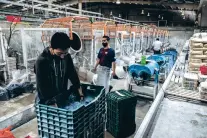  ?? BRYAN DENTON/THE NEW YORK TIMES ?? Workers at Botones Loren, a manufactur­er of plastic buttons in Tizayuca, Mexico, are shown in November. As American companies recalibrat­e the risks of relying on Chinese factories, some are transferri­ng orders to plants in Mexico.