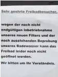  ??  ?? Mit diesem Schreiben am verschloss­e nen Eingang des Freibads bittet die Stadt um Verständni­s.