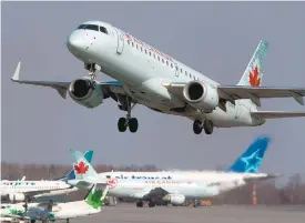  ?? ANDREW VAUGHAN LA PRESSE CANADIENNE ?? À la Bourse de Toronto, l’action de la société mère d’Air Transat a piqué du nez, mardi, pour clôturer à 4,85 $, en baisse de 41 cents, ou 7,8 %. L’action d’Air Canada a pris 4,9 %, ou 1,09 $, pour clôturer à 23,42 $.