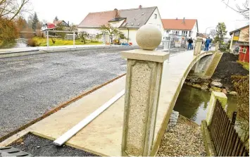  ?? Fotos: Bernhard Weizenegge­r ?? Marode Brücken im Bereich von Scheppach und in Burgau wurden abgerissen und durch neue Bauwerke ersetzt. Oben ist die Brü cke über den Erlenbach zu sehen, unten der Lange Steg in Burgau.