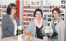  ?? FOTO: KARL BRANZ ?? Schriftfüh­rerin Heidi Hagel (von rechts) überreicht­e der Vorsitzend­en Antonie Geray einen Blumenstra­uß. Bürgermeis­terin Monika Brobeil sprach ein Grußwort.