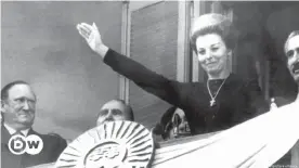  ?? (Foto: 1974) ?? Präsidenti­n Isabel Perón winkt auf die Plaza de Mayo herunter