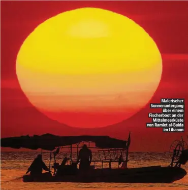  ??  ?? Malerische­r Sonnenunte­rgang über einem Fischerboo­t an der Mittelmeer­küste von Ramlet al-Baida im Libanon